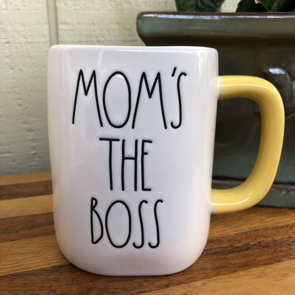 Rae Dunn “MOM’S THE BOSS” mug